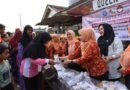 Semangat Ramadhan, DWP dan TP PKK Tubaba Berbagi Takjil di Tiga Kecamatan