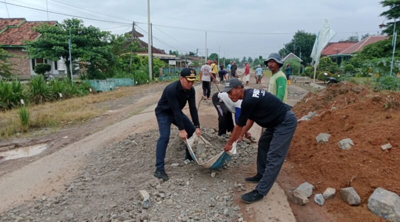 Sinergi Swasta Dan Masyarakat, Gotong Royong Perbaiki Jalan Di Tulang Bawang Udik Dan Tumijajar